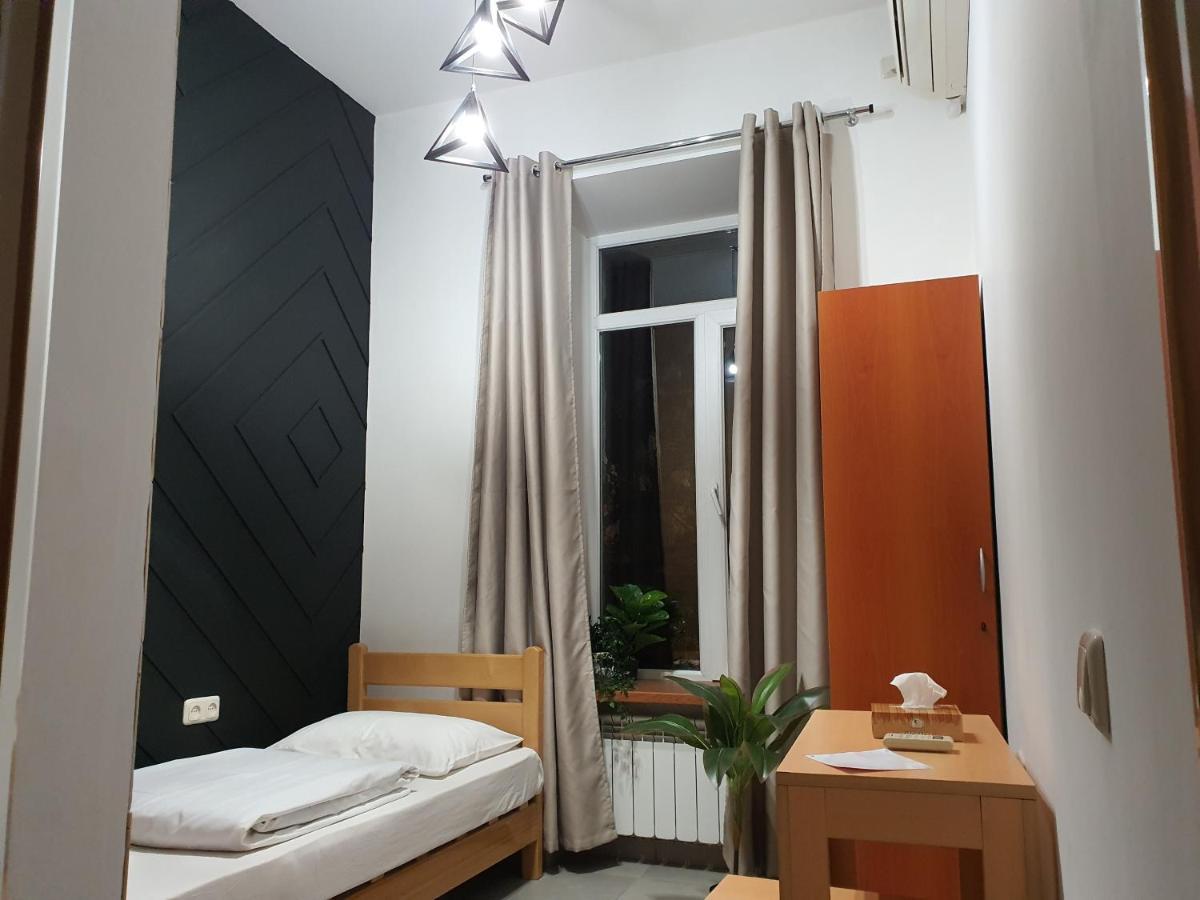 Envoy Hostel & Tours Єреван Екстер'єр фото