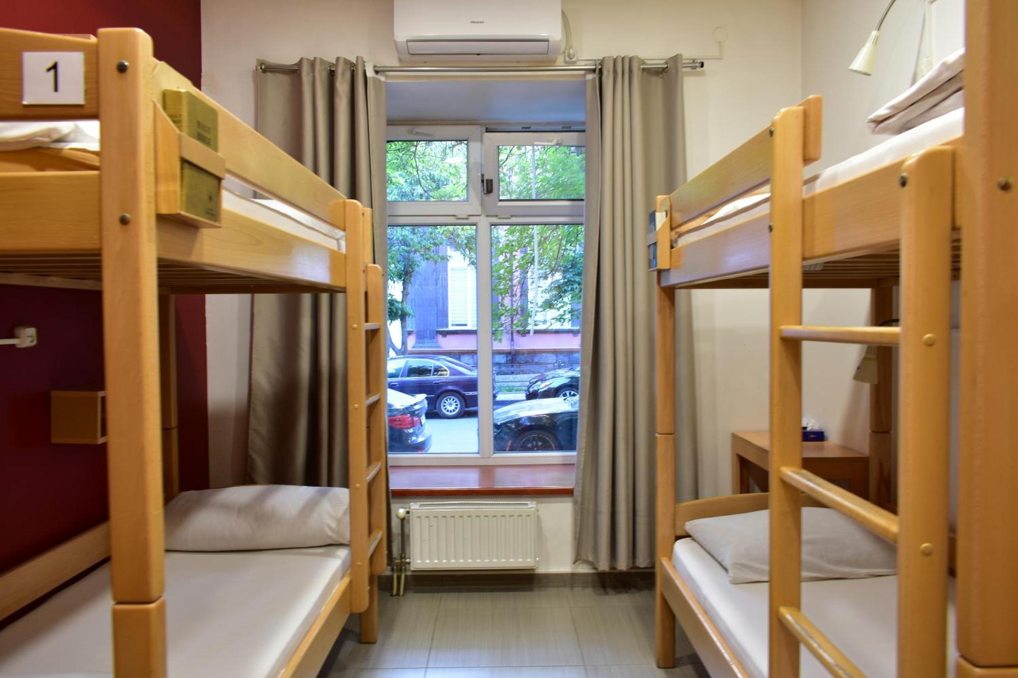 Envoy Hostel & Tours Єреван Екстер'єр фото