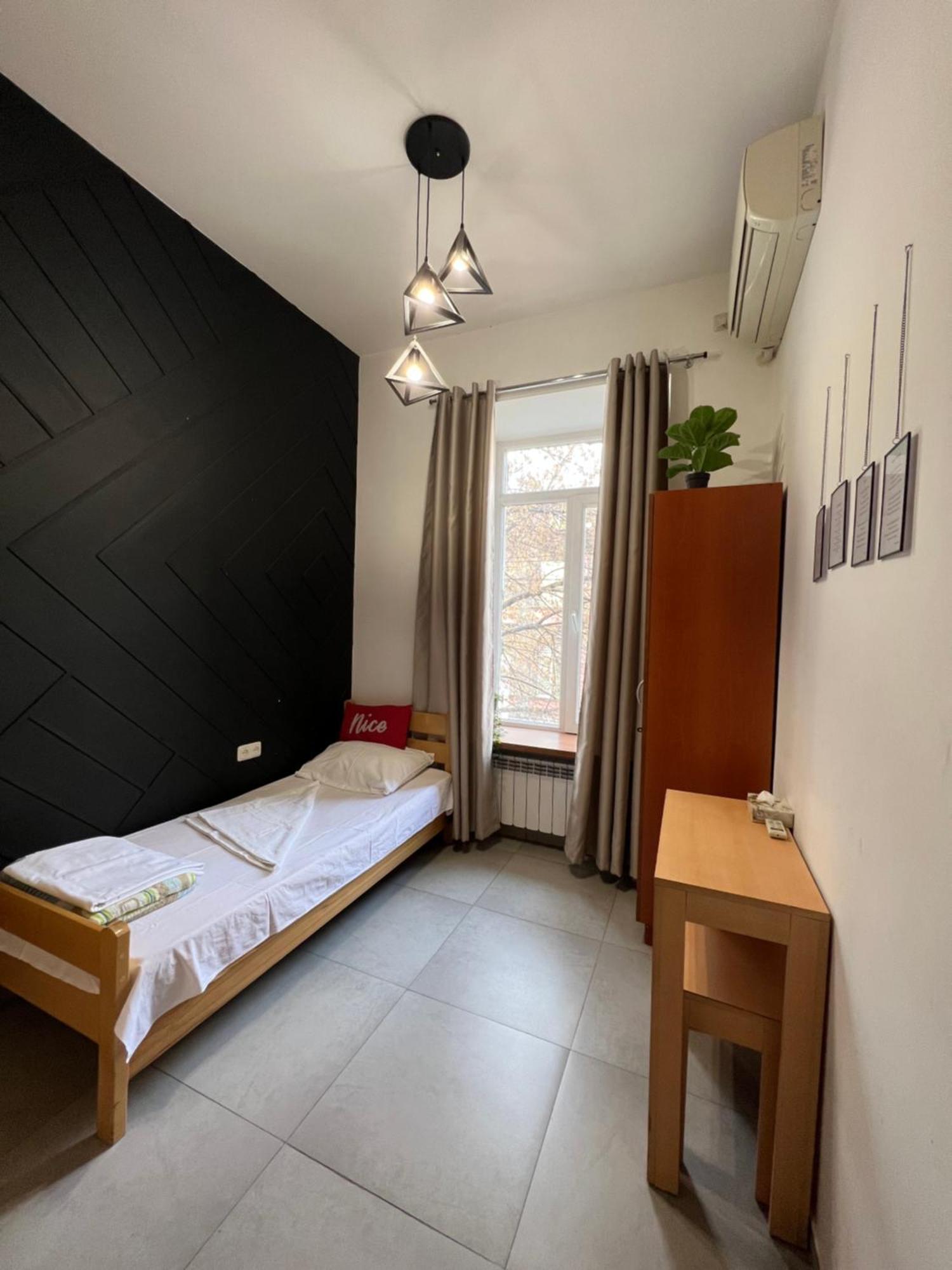 Envoy Hostel & Tours Єреван Екстер'єр фото