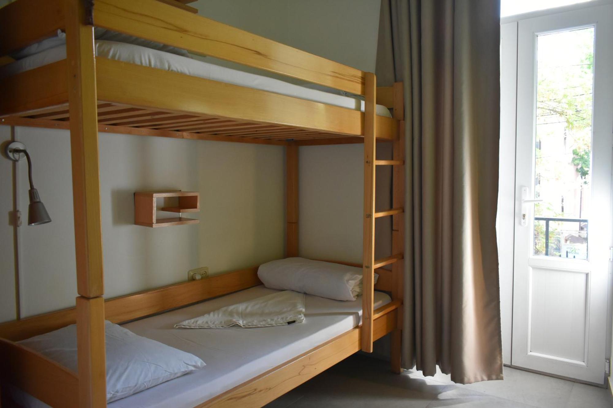 Envoy Hostel & Tours Єреван Екстер'єр фото