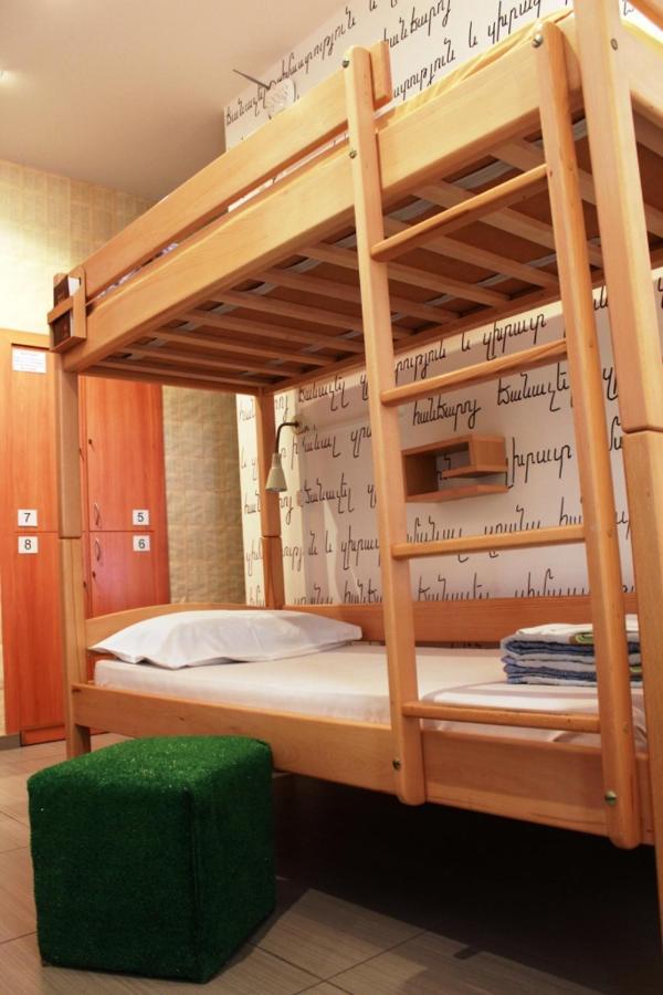 Envoy Hostel & Tours Єреван Екстер'єр фото